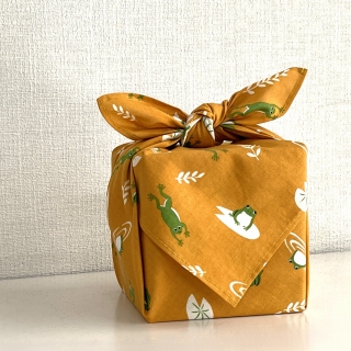 青嵐風呂敷カエル柄でギフト箱を包む