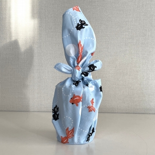 青嵐風呂敷金魚柄で小瓶を包む