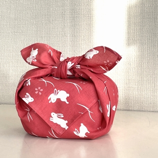 青嵐風呂敷桜うさぎ柄で弁当箱を包む